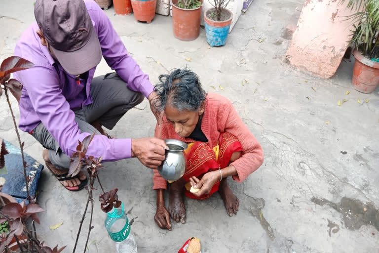 महाकुंभ में पत्नी संग मस्त झारखंड का बेटा, उधर मां भूख से तड़पती रही, लोगों ने कॉल पर बताया हाल दे डाला ऐसा जवाब सुनकर आपका भी खोल उठेगा खून