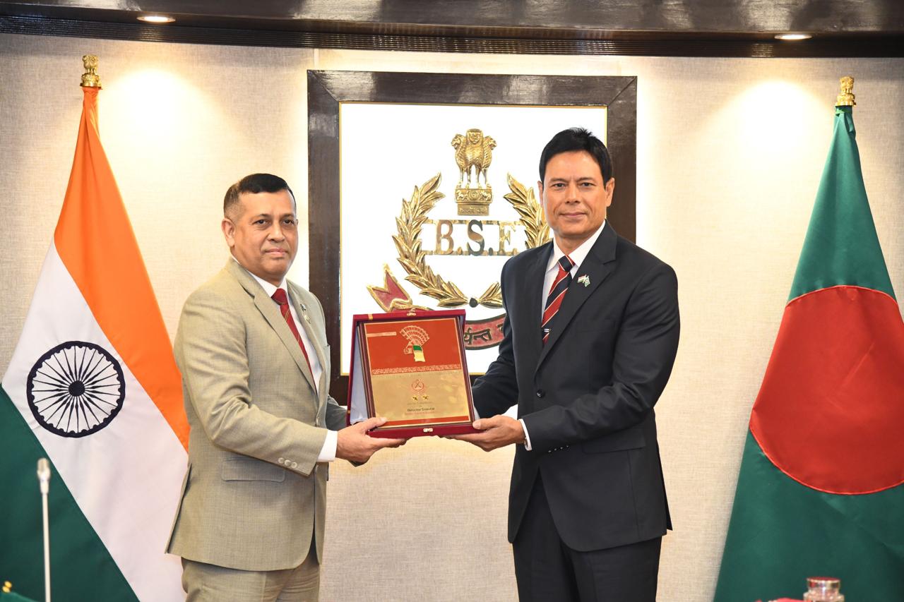 sBSF Director General Daljit Singh Chawdhary (right) with BGB DG Major General Mohammad Ashrafuzzaman Siddiqui