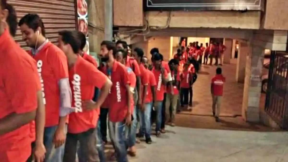 Zomato Rolls Back Green Uniform  Zomato Green Uniform For Veg Fleet  Zomato Green Uniform controversy  Zomato Green Veg Fleet