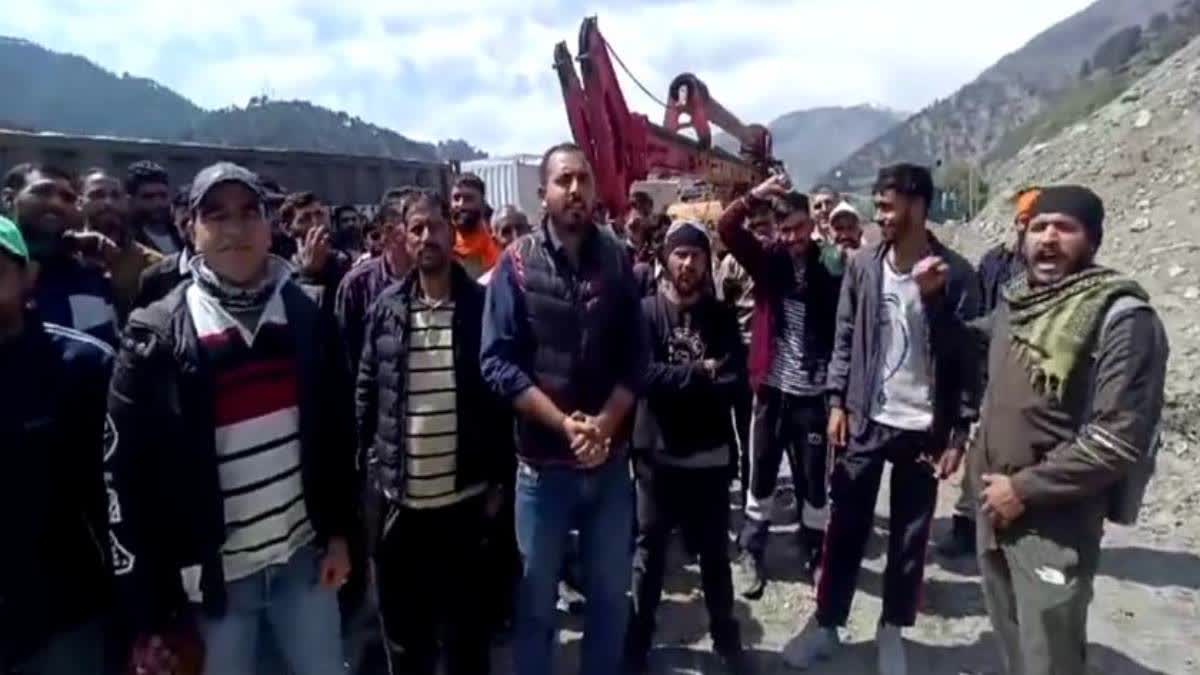 رامبن میں نوجوانوں کا تعمیراتی کمپنی کے خلاف احتجاج