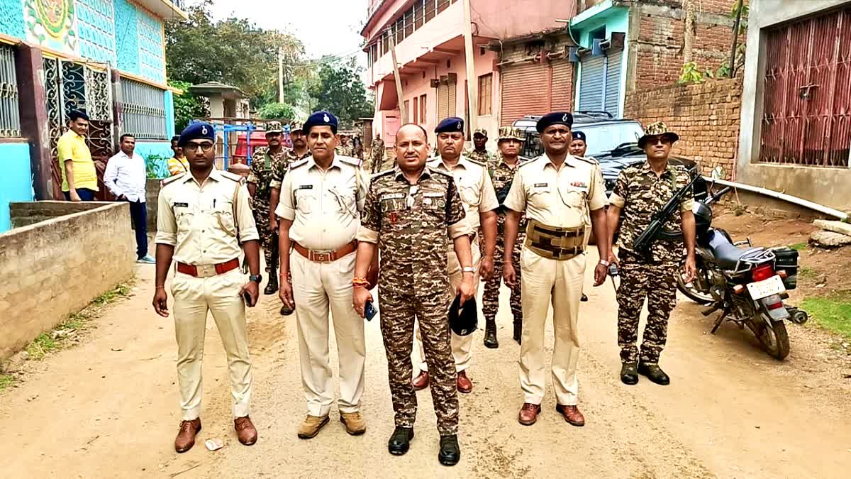 पुलिस-सीआरपीएफ का फ्लैग मार्च