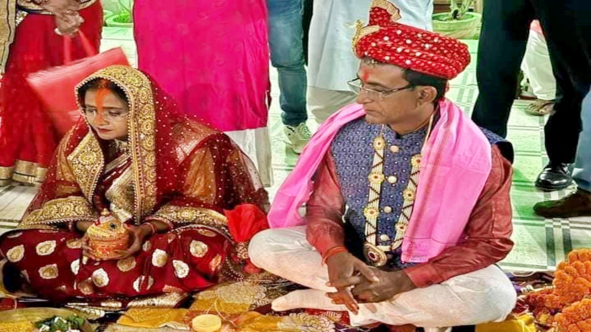 60 की उम्र में अशोक महतो ने की शादी