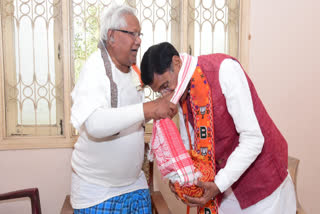 MP Sanjay Seth seeks blessings from Kadiya Munda