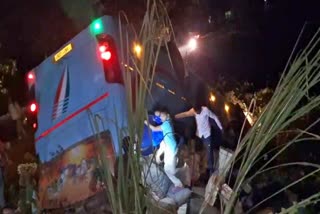 Passenger bus lost control and fell into a ditch; several injured
