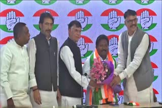BJP MLA from Mandu JP Patel took membership of Congress in Delhi