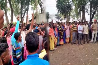 Deprived tea workers protest in Jamguri Tea Estate against labour minister Sanjoy Kishan