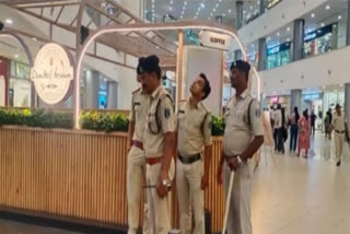 One year old dies after slipping out of his father's hand in Raipur mall
