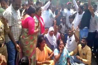 Veena Kashappanavar supporters protested in Bagalkot