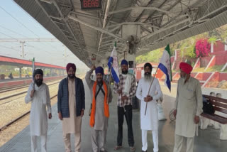 A large caravan of farmers from Beas left for Shambhu border by train