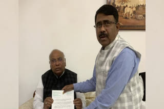 MP Khaliq withdrew his resignation after meeting Kharge and Sonia Gandhi