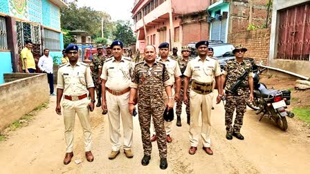 पुलिस-सीआरपीएफ का फ्लैग मार्च