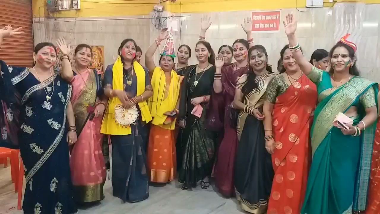 जमकर बरसा होली का रंग