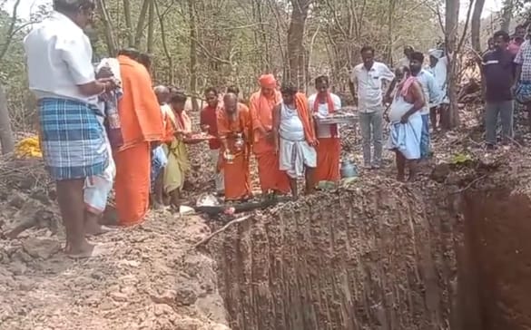 Tumakuru  Chariot of Kalleshwara Swamy Temple  Kalleshwara Swamy Temple  completely burnt chariot