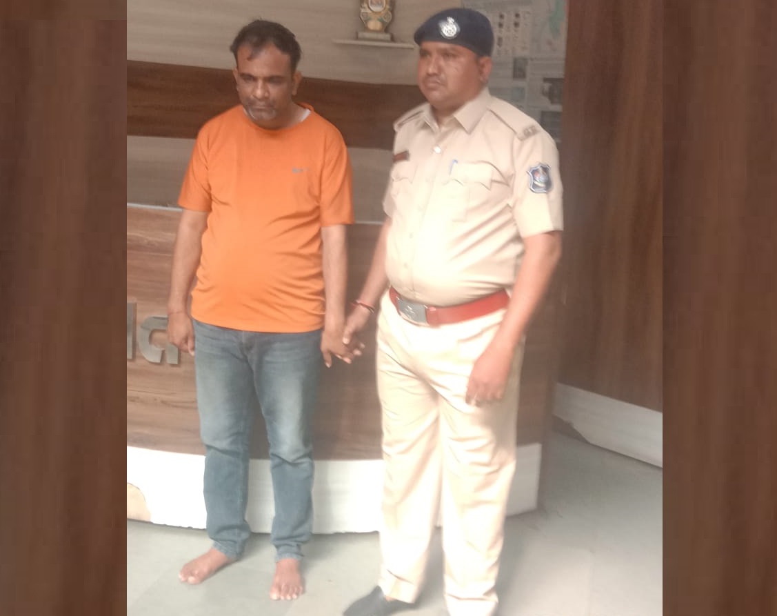 دھرمیندر عرف سنجے پٹیل خود ایک ڈاکٹر کے طور پر چلاتے تھے