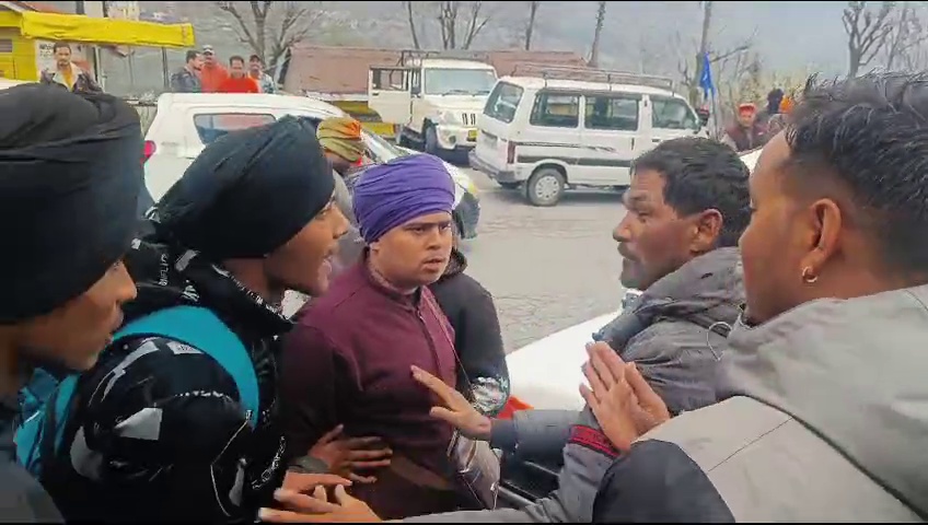 कुल्लू में स्थानीय लोगों और पंजाब के युवकों के बीच बहसबाजी