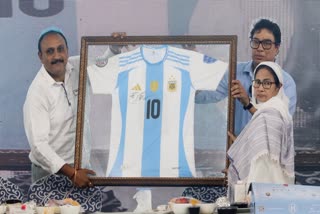 MESSI GIFTS MAMATA