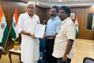 மத்திய கலாச்சாரத்துறை அமைச்சர் கஜேந்திர சிங் செகாவத்திடம்  மனு அளித்த விசிக தலைவர் தொல்.திருமாவளவன், ரவிக்குமார் எம்பி