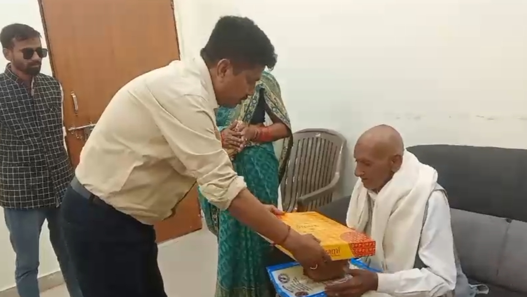 Rewa SDM Help Elderly Couple