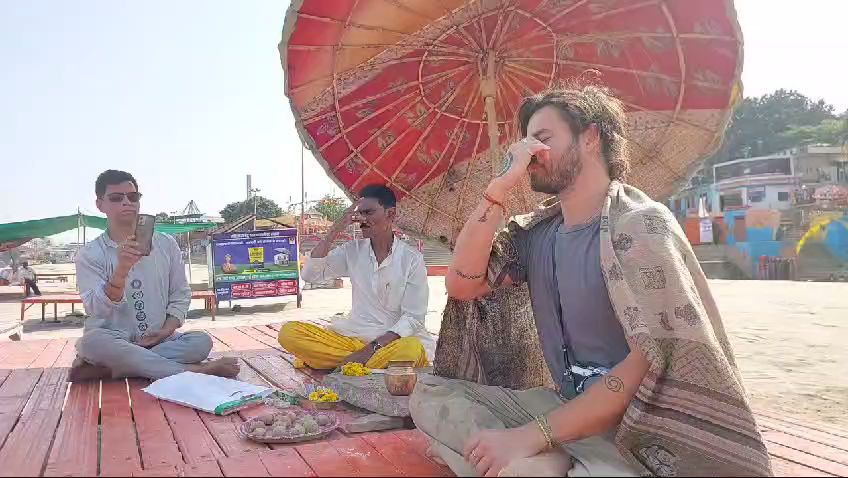 Heartfelt Tribute: Australian Man Visits Kashi to Fulfil Father’s Last Wish On Banks Of The Ganga
