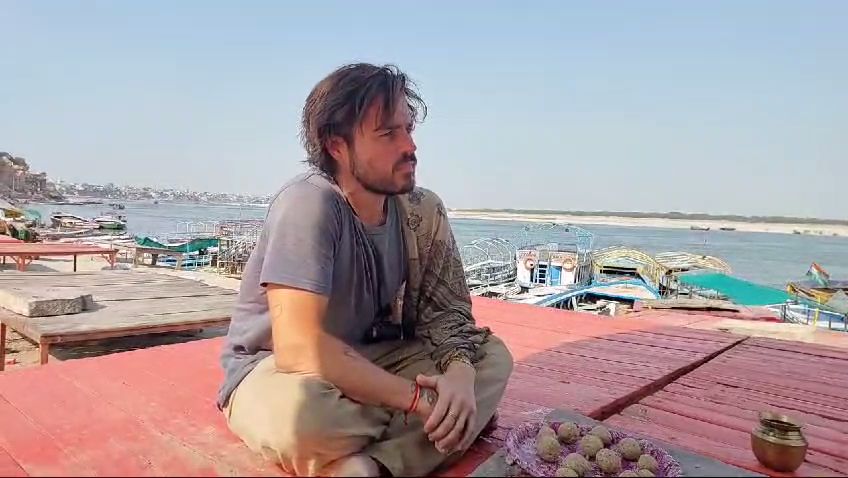 Heartfelt Tribute: Australian Man Visits Kashi to Fulfil Father’s Last Wish On Banks Of The Ganga