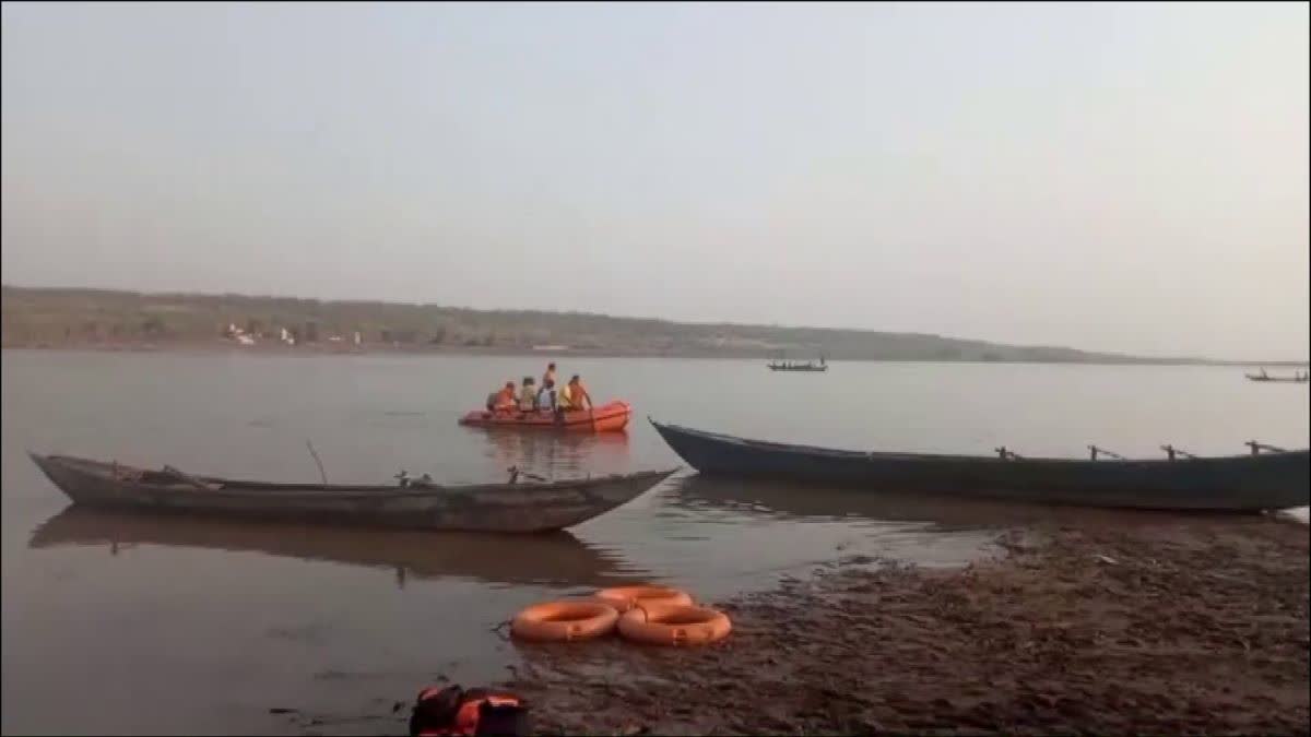 BOAT CAPSIZES JHARSUGUDA