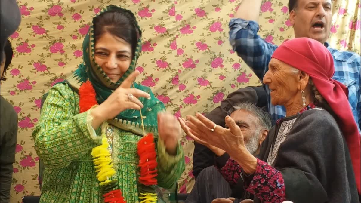 warm-welcome-of-mehbooba-mufti-during-road-showin-anantnag