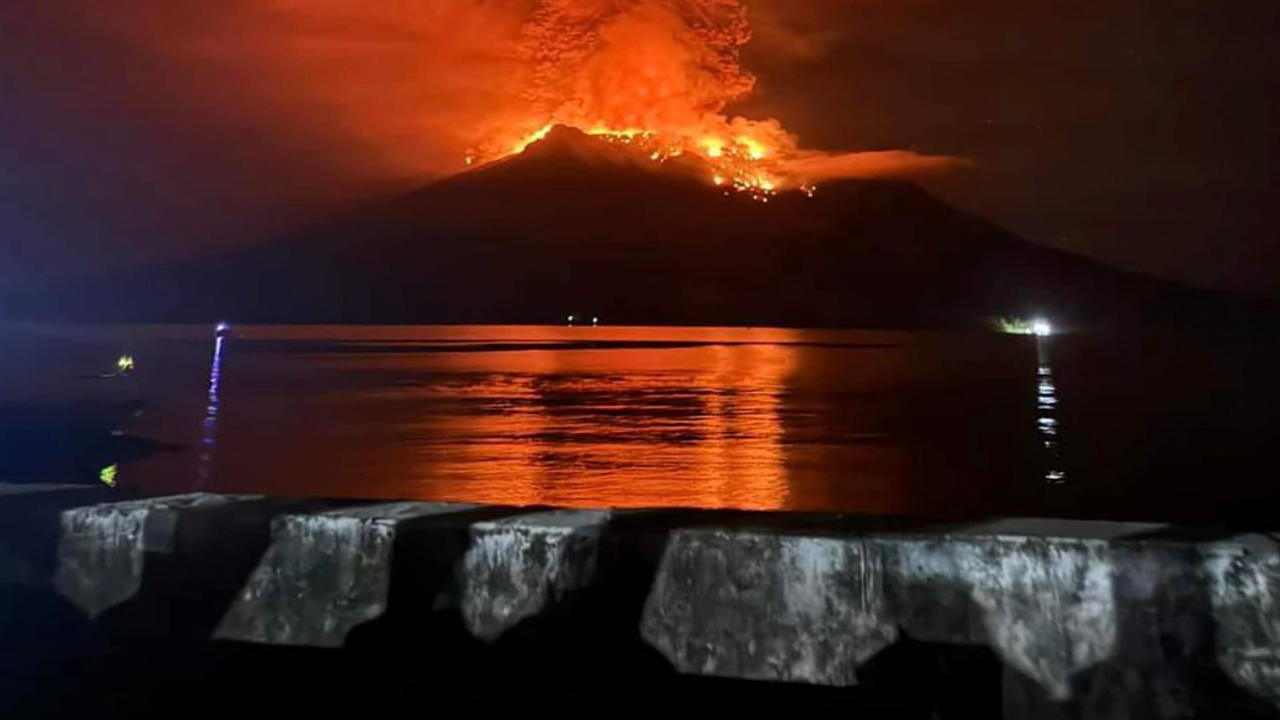 Ash clouds coming out from Indonesian volcano, more than 2,100 people evacuated, see photos