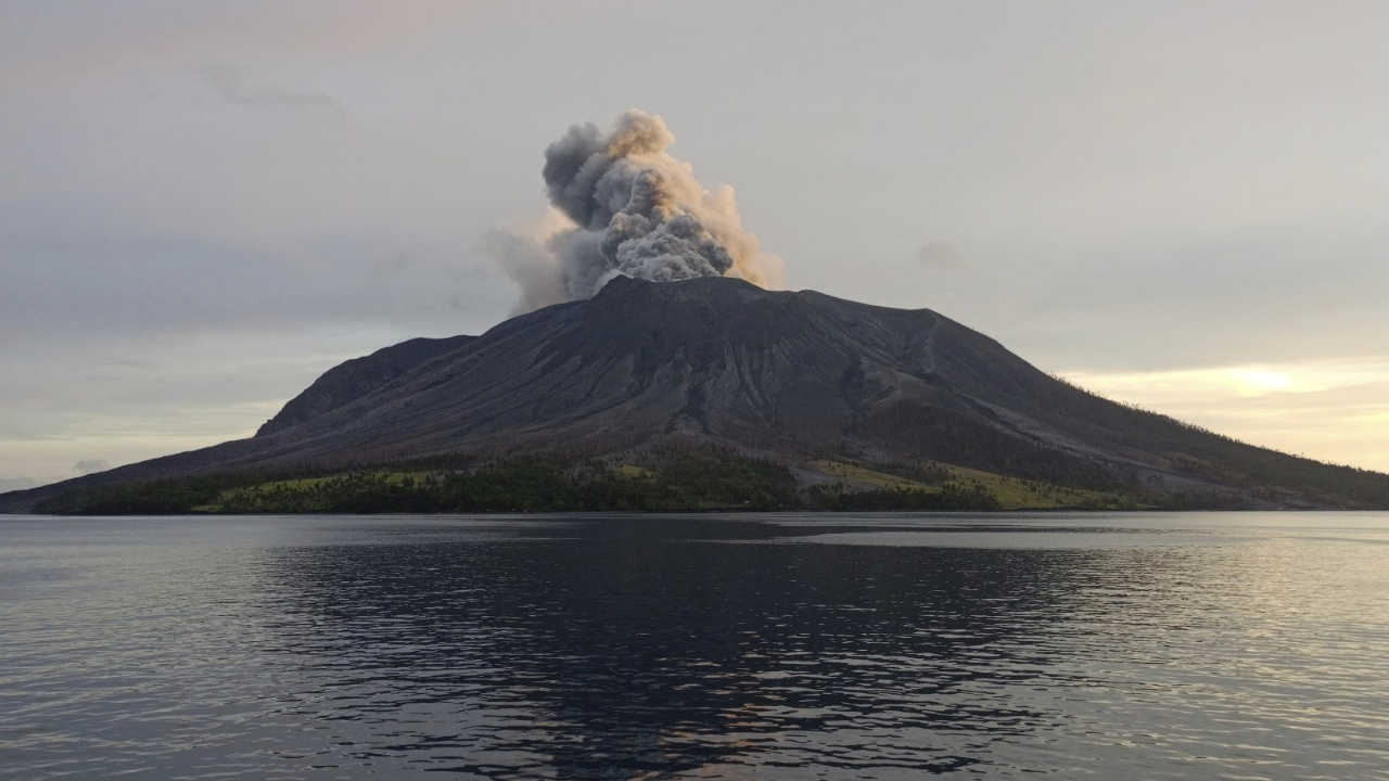 Ash clouds coming out from Indonesian volcano, more than 2,100 people evacuated, see photos