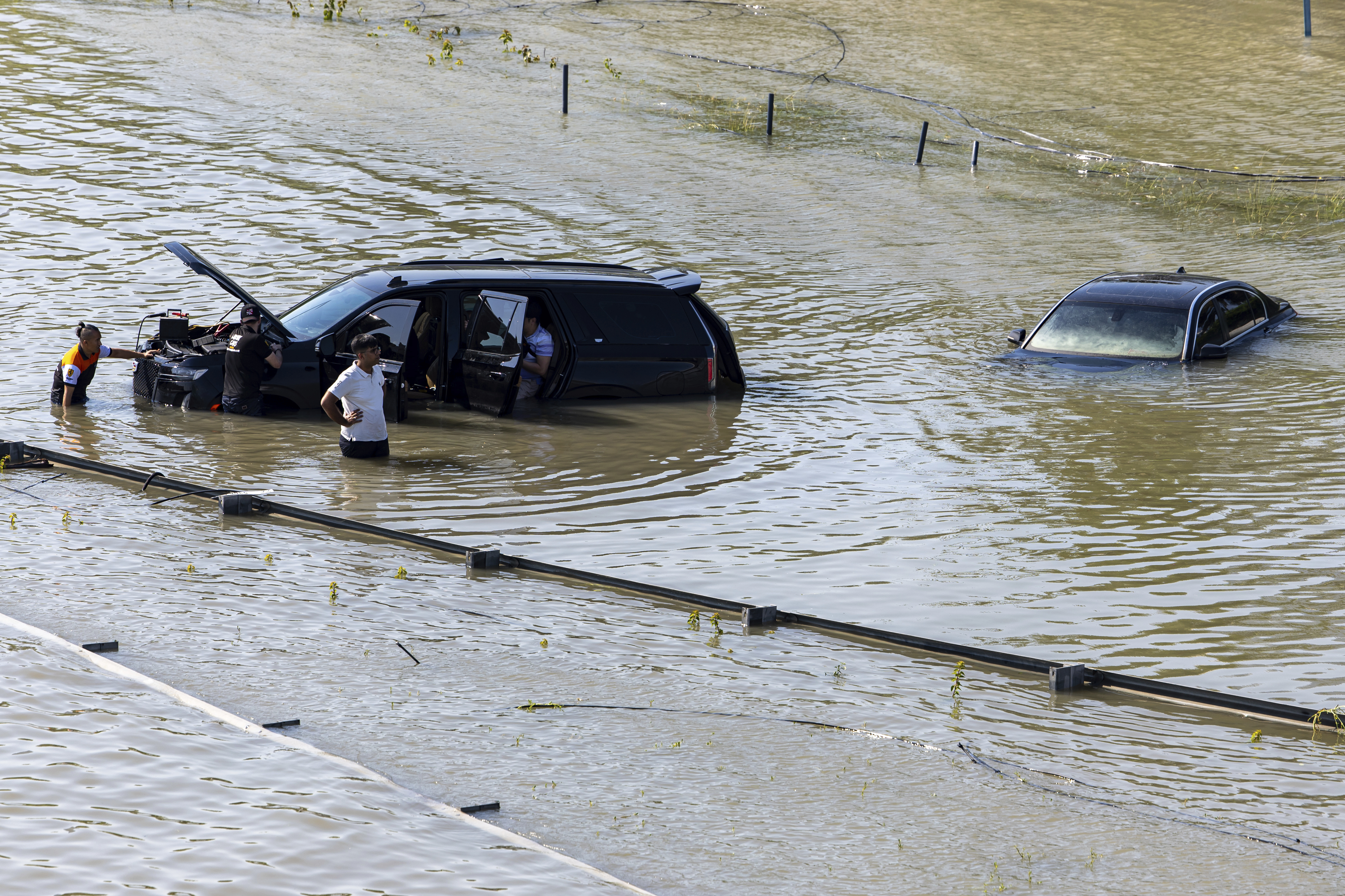 متحدہ عرب امارات میں شدید سیلاب کے باعث 3 افراد ہلاک ہو گئے (Photo: AP)