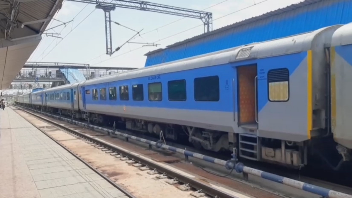 Kisan Andolan 2 Updates Farmers Block Railway Track at Shambhu Station of Punjab Haryana Border 85 Trains Cancelled 230 Trains Route Changed