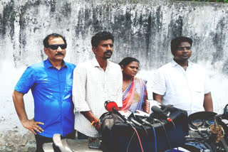 Accused_Satish_Was_met_by_Family_Members_in_Jail