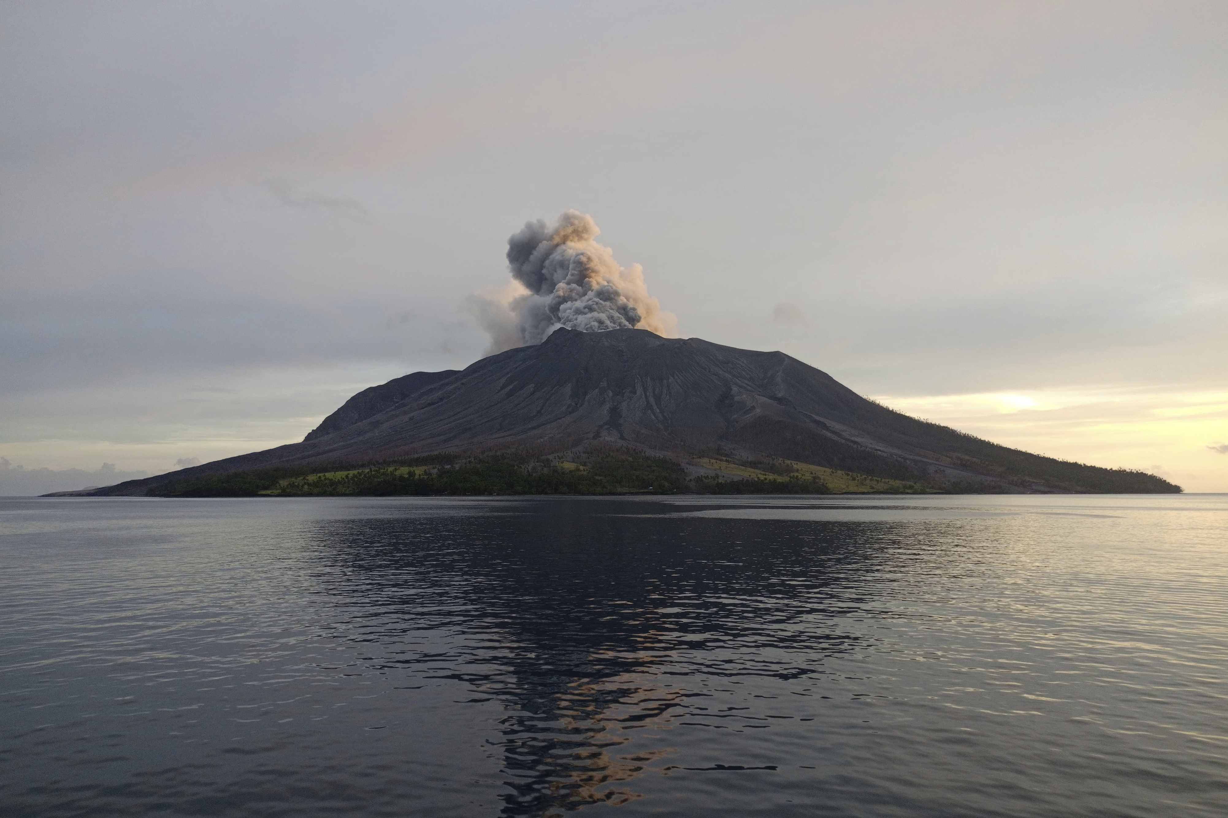 VOLCANO ERUPTION TSUNAMI FEARS