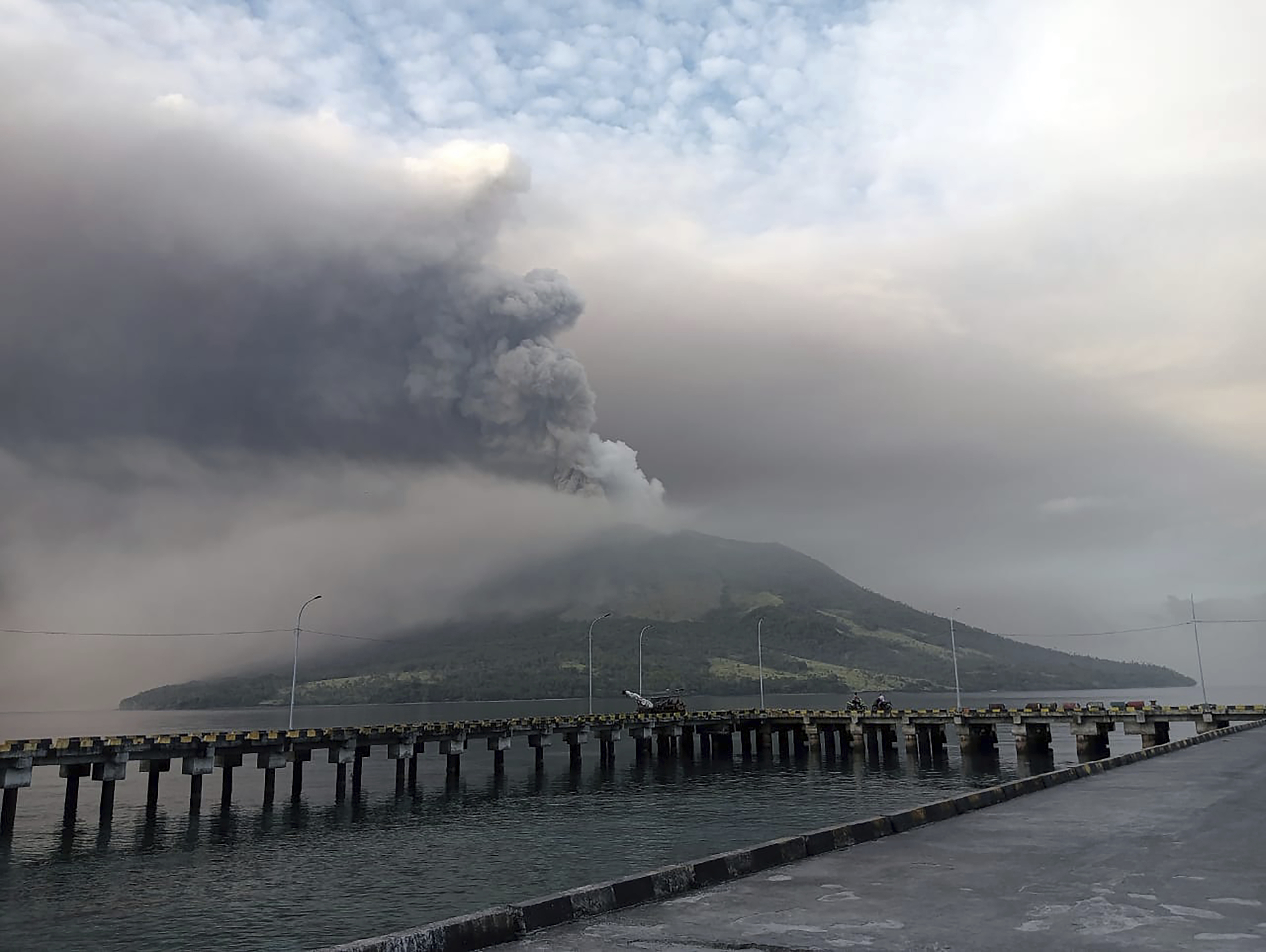 VOLCANO ERUPTION TSUNAMI FEARS