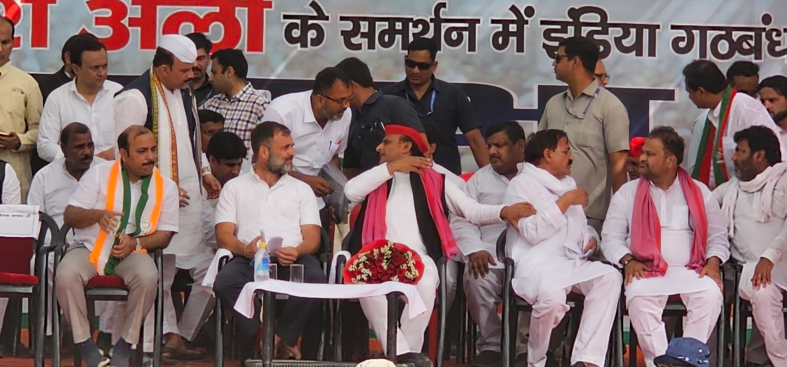 मंच पर राहुल गांधी और अखिलेश यादव.