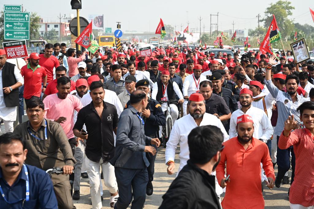 रैली के दौरान अखिलेश यादव (फाइल फोटो)