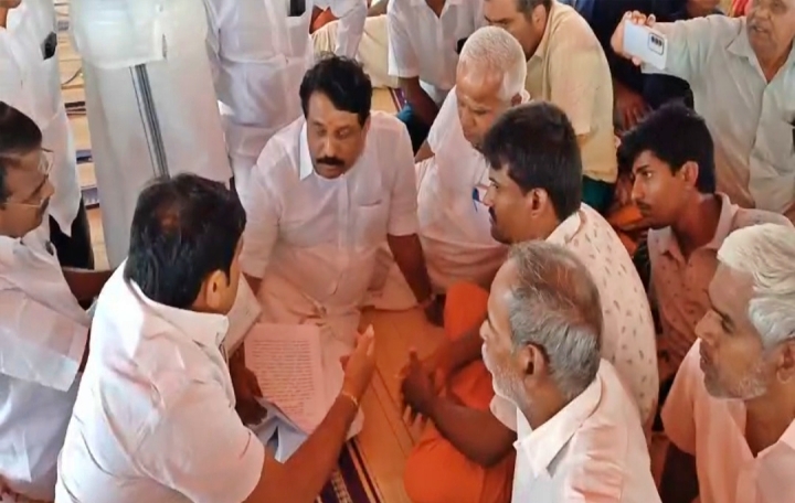 காலவரையற்ற உண்ணாவிரதப் போராட்டத்தில் ஈடுபட்ட விசைத்தறி உரிமையாளர்களை  நயினார் நாகேந்திரன் சந்தித்தபோது