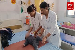 अस्पताल में मासूम का ख्याल रखतीं नर्स