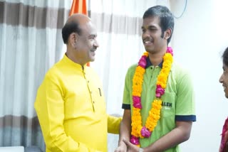 लोकसभा स्पीकर से मिलने पहुंचे JEE MAIN टॉपर ओम प्रकाश