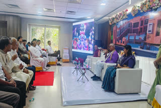 Education Minister discussing with migrant Rajasthanis
