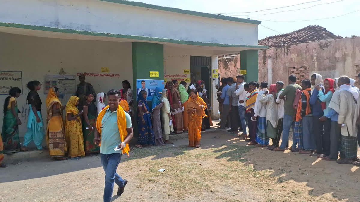 Voters are enthusiastic about voting in Naxal affected area Manatu of Palamu