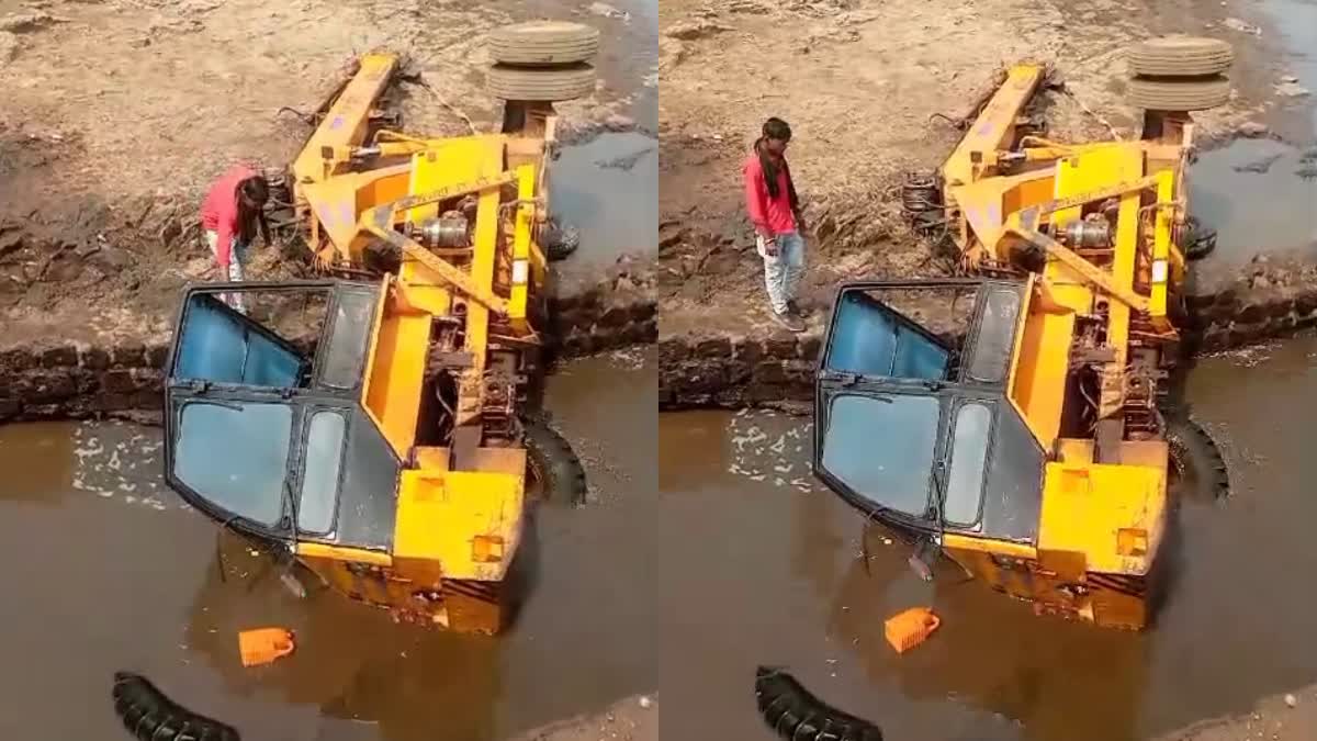 CRANE FELL DOWN IN BURHANPUR