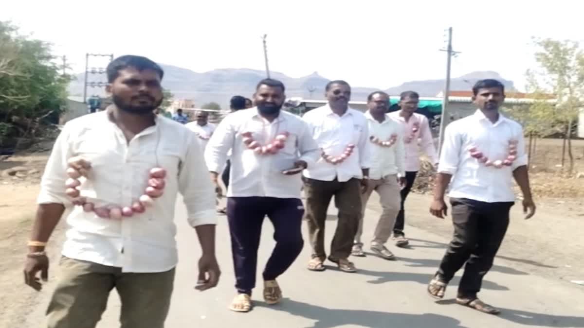 Nashik Lok Sabha farmers reached the voting center with wearing onion garland