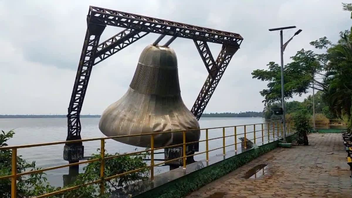 ബിനാലെ ശിൽപം കാറ്റിൽ മറിഞ്ഞു  വൈക്കം  VAIKOM BIENNALE SCULPTURE  കേരള ലളിതകലാ അക്കാദമി