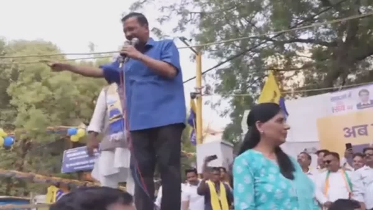 अरविंद केजरीवाल के साथ सुनीता केजरीवाल