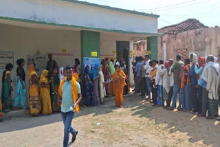 Voters are enthusiastic about voting in Naxal affected area Manatu of Palamu