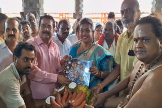 Photo of actress Roja who had darshan at Annamalaiyar temple