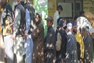 بانڈی پورہ میں پولنگ بوتھوں پر ووٹرز کی لمبی قطاریں
