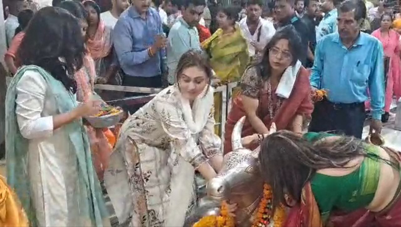 shefali jariwala reached mahakaleshwar