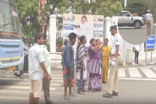 போலீசாரிடம் வாக்குவாதத்தில் ஈடுபட்ட பேருந்து பயணிகள்