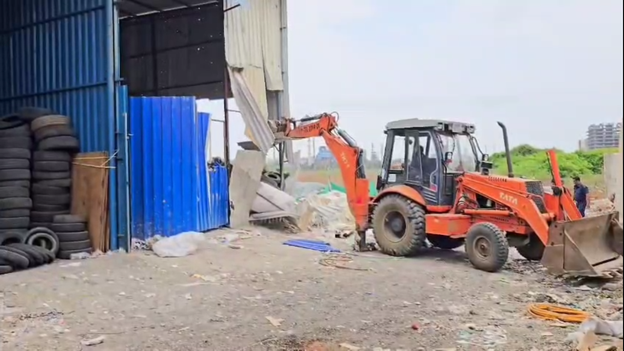 વાપીમાં ડિમોલિશનની કાર્યવાહી